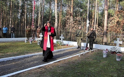 Ks. Dariusz Kuźmiński święci odnowioną nekropolię.