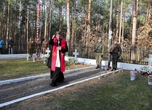 Ks. Dariusz Kuźmiński święci odnowioną nekropolię.