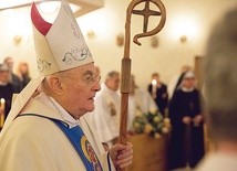 Arcybiskup urodził się w 1942 r. w Warszawie. – Złożyłem na ręce Ojca Świętego dymisję – mówi.