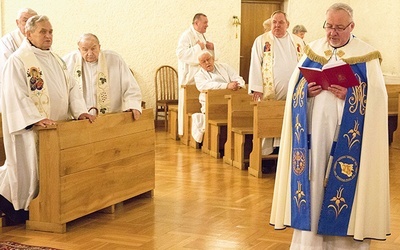 Centrum stanowi kaplica, w której każdy ma swój klęcznik. Tu domownicy co rano spotykają się  na wspólnej Eucharystii.