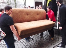 Wolontariusze  zachęcają do włączenia się w akcję.