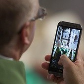 Bardzo mnie smuci to, gdy odprawiam Mszę i widzę tyle podniesionych telefonów – powiedział papież Franciszek.