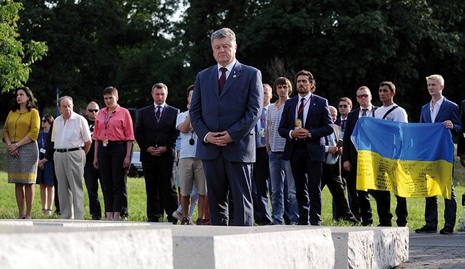 Prezydent Petro Poroszenko przed pomnikiem Ofiar Rzezi Wołyńskiej w Warszawie, lipiec 2016 r.