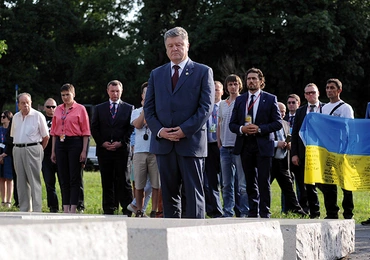 Prezydent Petro Poroszenko przed pomnikiem Ofiar Rzezi Wołyńskiej w Warszawie, lipiec 2016 r.