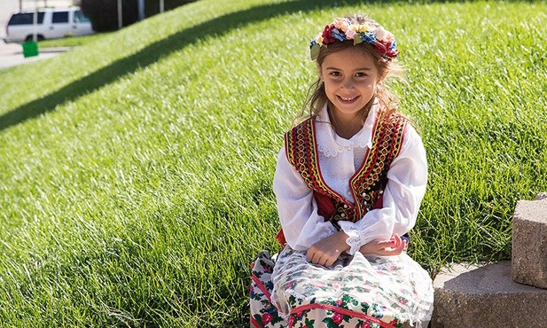 Emma jest wnuczką polskich emigrantów. W takim stroju poszła w niedzielę na Mszę.