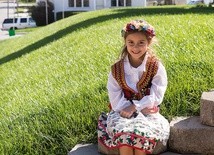 Emma jest wnuczką polskich emigrantów. W takim stroju poszła w niedzielę na Mszę.