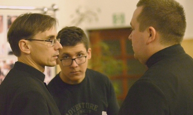 Ks. Paweł Gogacz (z lewej) w rozmowie z alumnami pomagającymi przeprowadzić rekolekcje