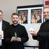 Do zapalenia tej świecy na wigilijnym stole zachęcają (od lewej): ks. Wojciech Rudkowski, ks. Tomasz Rubczewski i ks. Robert Kowalski