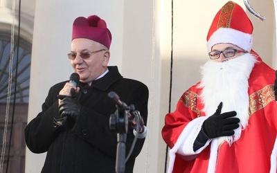 Arcybiskup S. Budzik co roku zachęca wszystkich uczestników orszaku do dobroczynności 
