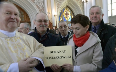 Przedstawiciele dekanatu tomaszowskiego odbierają różaniec i świecę na Jerycho Różańcowe