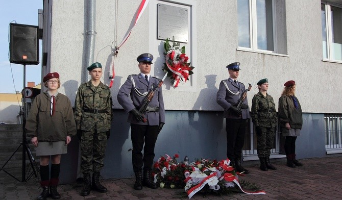 Tablicę umieszczono na ścianie obecnej Komendy Powiatowej Policji w Łowiczu