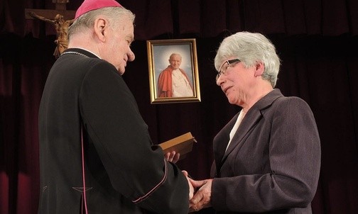 Małgorzata Midor i bp Tadeusz Rakoczy na gali nagrody "Pro Consecratione Mundi"