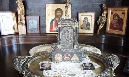 Relikwie św. Jana z Dukli, które zagościły w Sporyszu z okazji jubileuszu 50-lecia parafii