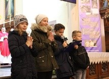 Dzieci wraz z nauczycielkami przygotowały oprawę muzyczną podczas Mszy św.
