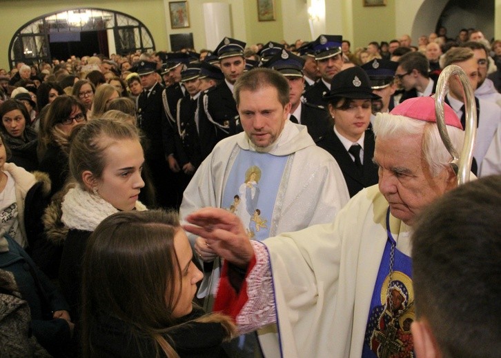Bp. K. Romaniuk udzielił młodym sakramentu bierzmowania