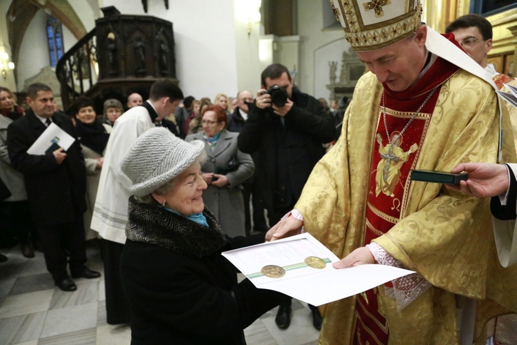 Wręczenie medali "Dei Regno Servire"