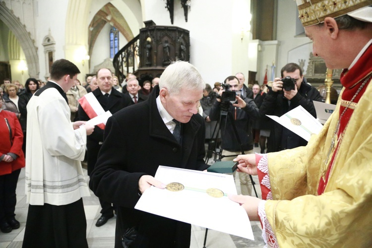 Wręczenie medali "Dei Regno Servire"