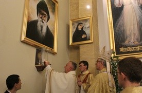 Relikwie św. Szarbela umieszczono w bocznym ołtarzu, pod jego obrazem