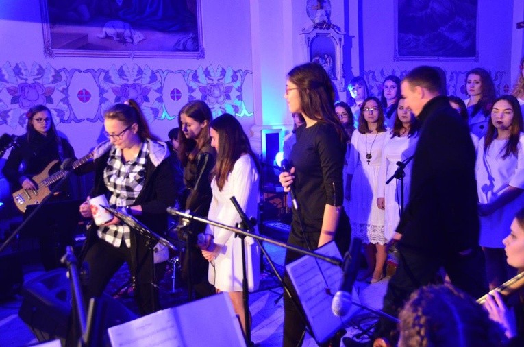 Koncert uwielbienia w Majdanie Królewskim 