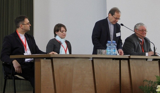 Prowadzącym podczas pierwszej części konferencji był ks. dr hab. Adam Maj z KUL. Od lewej: ks. Wojciech Wojtyła, Dorota Gonigroszek, ks. Adam Maj i ks. Sławomir Fundowicz