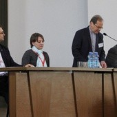 Prowadzącym podczas pierwszej części konferencji był ks. dr hab. Adam Maj z KUL. Od lewej: ks. Wojciech Wojtyła, Dorota Gonigroszek, ks. Adam Maj i ks. Sławomir Fundowicz