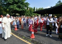 Tysiące katolików witało papieża na ulicach stolicy Birmy