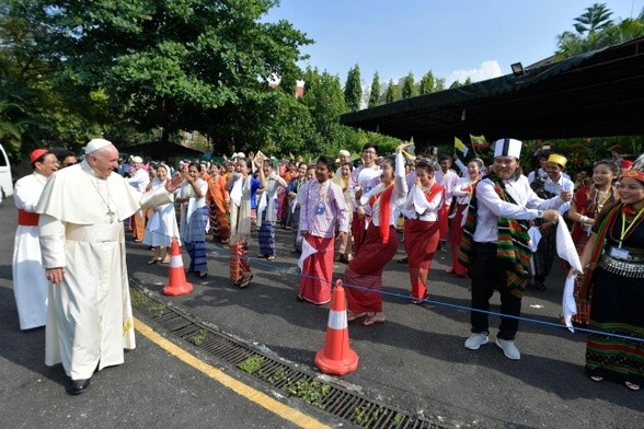 Tysiące katolików witało papieża na ulicach stolicy Birmy