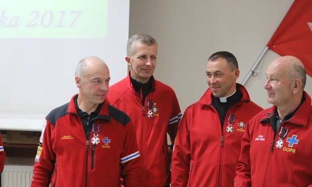 Wśród odznaczonych ratowników byli też: kapelan ks. Krzysztof Cojda (drugi z lewej) oraz ks, Zygmunt Mizia (trzeci z lewej)