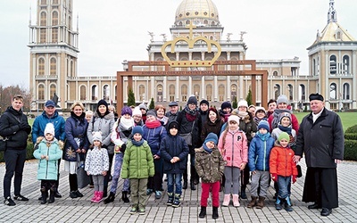 ▲	Grupa z nieborowskiej parafii przed sanktuarium w Licheniu.