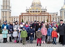 ▲	Grupa z nieborowskiej parafii przed sanktuarium w Licheniu.