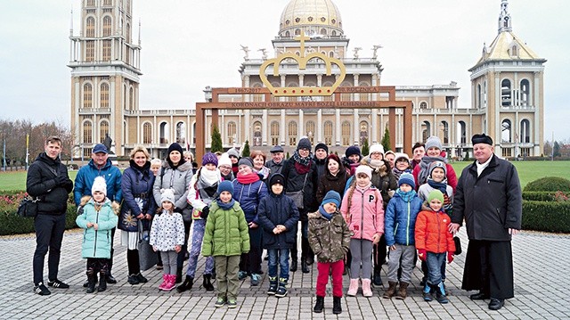 ▲	Grupa z nieborowskiej parafii przed sanktuarium w Licheniu.