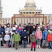 ▲	Grupa z nieborowskiej parafii przed sanktuarium w Licheniu.