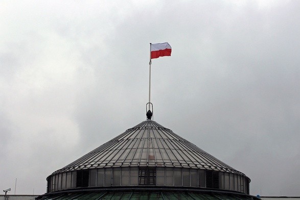 Sondaż: PiS ponad dwa razy silniejszy od PO