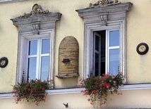 ▲	Ściana frontowa dawnej kamienicy Lauterbachów na jaworskim rynku. Widać kószkę, czyli pszczeli ul, symbol cukierniczego sukcesu rodziny.