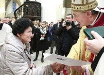 	Biskup wręczył medale wszystkim wyróżnionym.