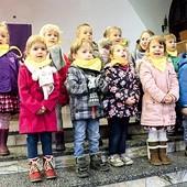 Wszystkie dzieci chętnie i z radością wykonywały pieśni.