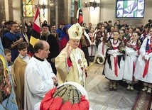 Biskup senior Tadeusz Rakoczy przewodniczył sporyskim uroczystościom złotego jubileuszu.