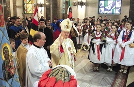 Biskup senior Tadeusz Rakoczy przewodniczył sporyskim uroczystościom złotego jubileuszu.