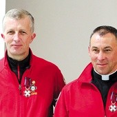 Odznaczeni ratownicy, a wśród nich ks. Krzysztof Cojda (z lewej)  i ks. Zygmunt Mizia.