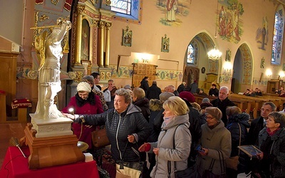 ◄	Ludzie z żarliwością powierzali przez ręce  św. Michała Archanioła prośby swoje i swoich najbliższych.