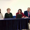 ◄	Organizatorzy i goście konferencji naukowej (od lewej): Monika Krawczyk, dyrektor generalny Fundacji Ochrony Dziedzictwa Żydowskiego, poseł Anna Cicholska, Anna Azari, ambasador Izraela w Polsce, oraz Leszek Zygner, rektor PWSZ.