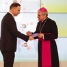 Prezydent wręczył dokument biskupowi sandomierskiemu.