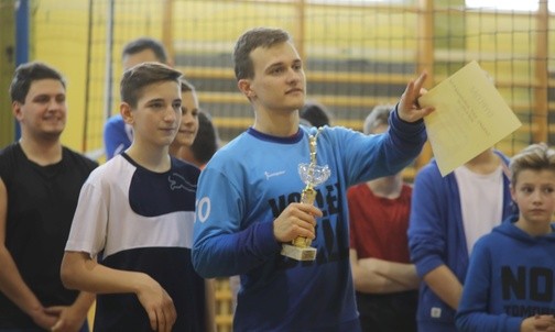 Puchar i I miejsce w rękach drużny z parafii NMP Wspomożenia Wiernych