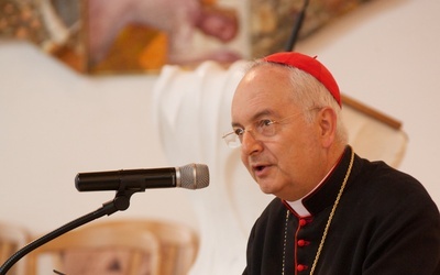 Kard. Piacenza krytykuje prześladowanie Kościoła „w aksamitnych rękawiczkach” 