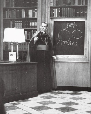 Abp Fulton Sheen podczas swoich telewizyjnych katechez uwielbiał używać tablicy i kredy.