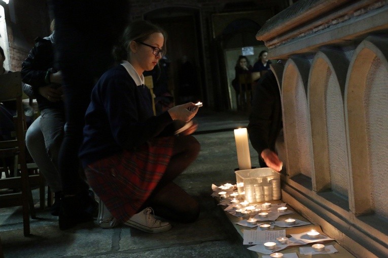 Czuwanie za zmarłych w szkole sióstr urszulanek