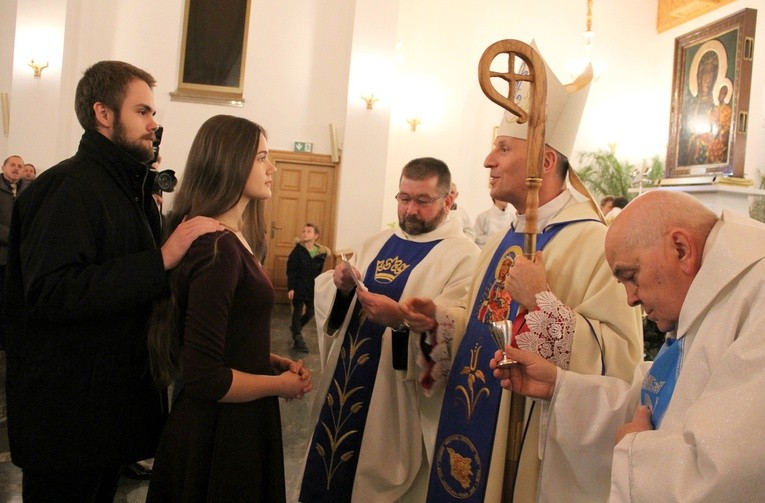 Biskup Marek Solarczyk udzielił młodzieży sakramentu bierzmowania