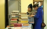 Każdy może znaleźć coś dla siebie podczas kiermaszu mikołajkowego w Bibilotece KUL.