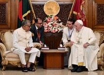 Papież w Bangladeszu apeluje o poszanowanie "słusznej różnorodności" 
