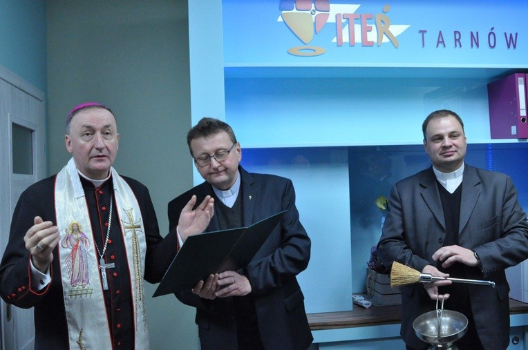 Bp Anndrzej Jeż podczas błogosławieństwa biura DDPT ITER